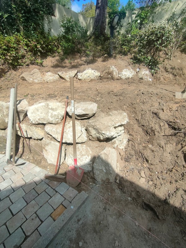 Stabilisation du terrain avec des roches 