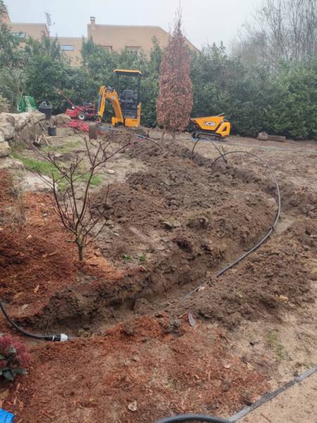 Tranchée pour le réseau d'irrigation près de L'Etang la Ville