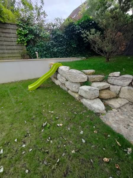 Installation d'un tobogan sur le mur de soutènement près de St Germain en Laye