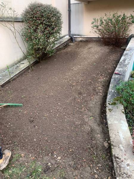 Aménagement d'un parterre avec des galets près de Garches