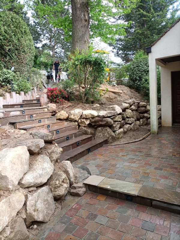 Aménagement d'un escalier intégré près de l'Etang la Ville