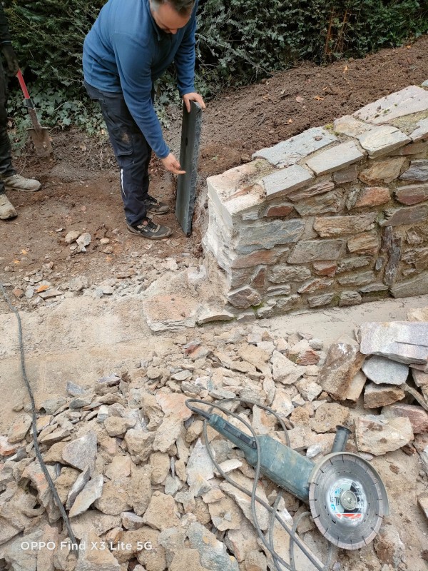 Restauration du mur de pierre à l'Etang la Ville