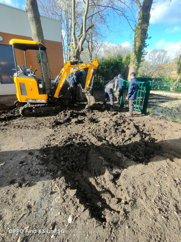 Aménagement des espaces verts du gymnase de l'Etang la Ville