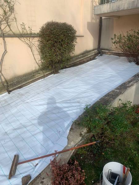 Aménagement d'un parterre avec des galets près de Garches