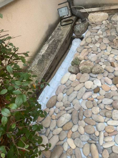 Aménagement d'un parterre avec des galets près de Garches